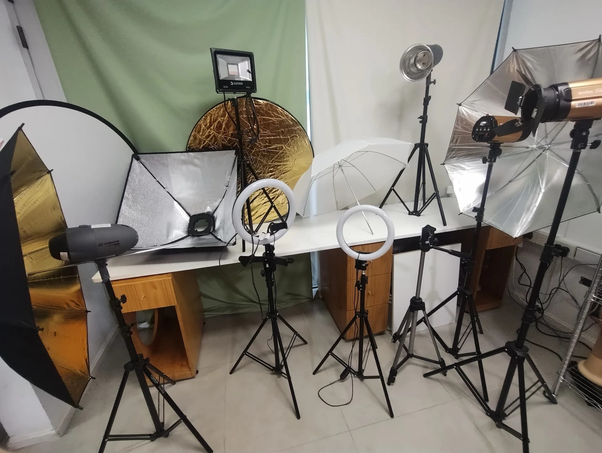 Laboratory lighting setup for biometric testing